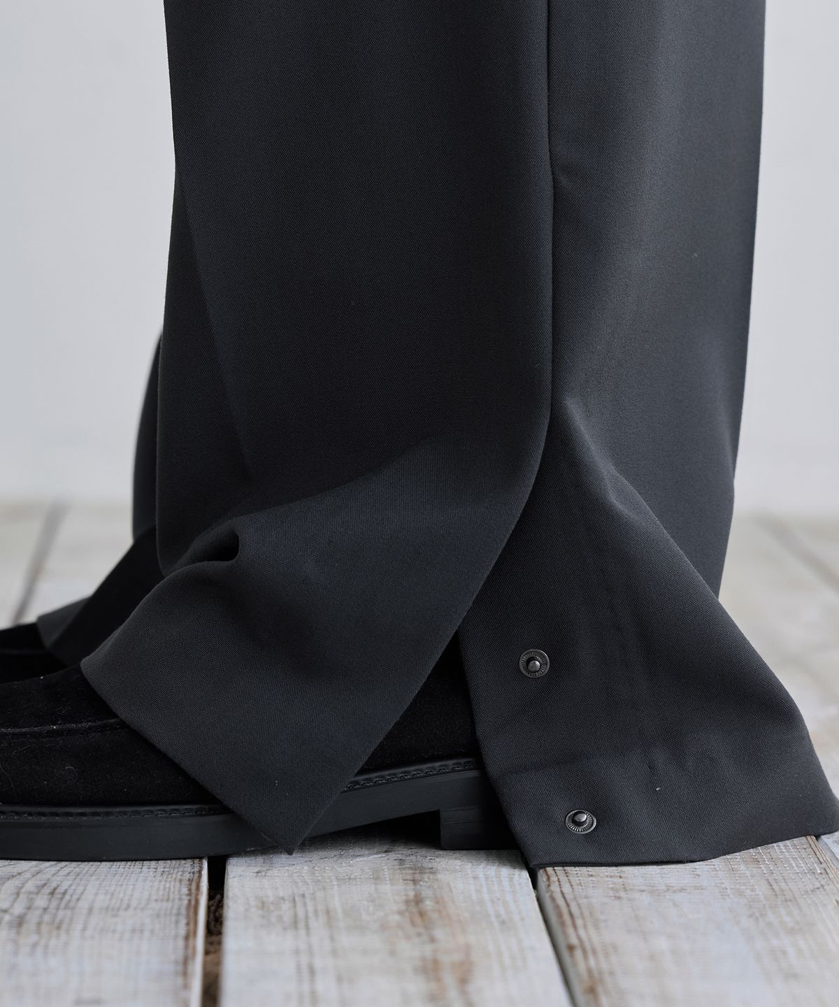 런던다다(LONDONDADA) Side Button Slit Banding Slacks, CHARCOAL