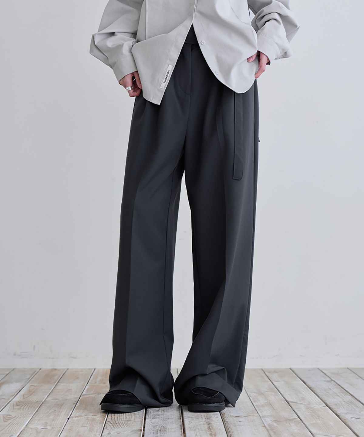 런던다다(LONDONDADA) Side Button Slit Banding Slacks, CHARCOAL