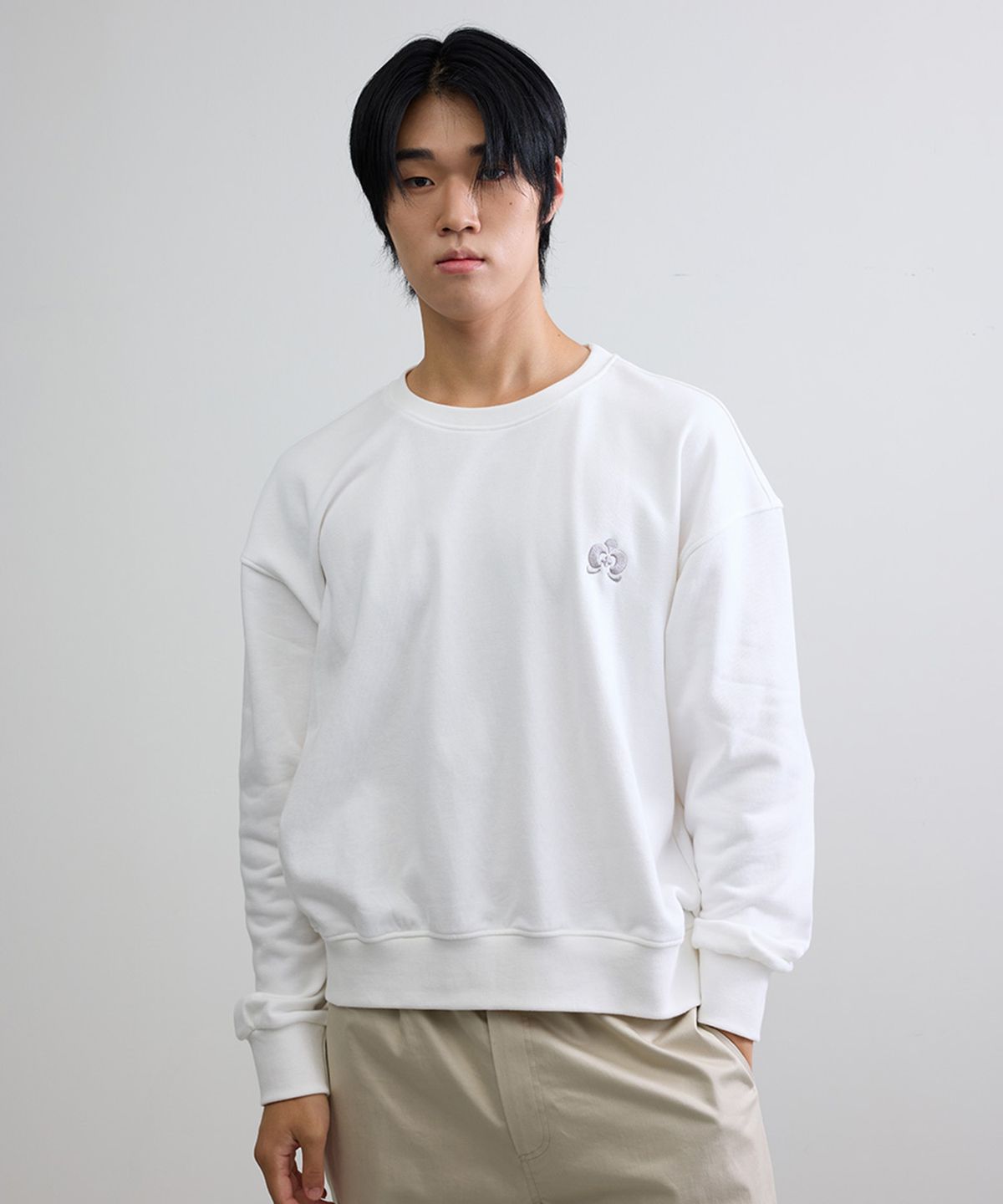 유지옷(YUJEEOT) 호접란 자수로고 라이트 스웻셔츠 (유니섹스)