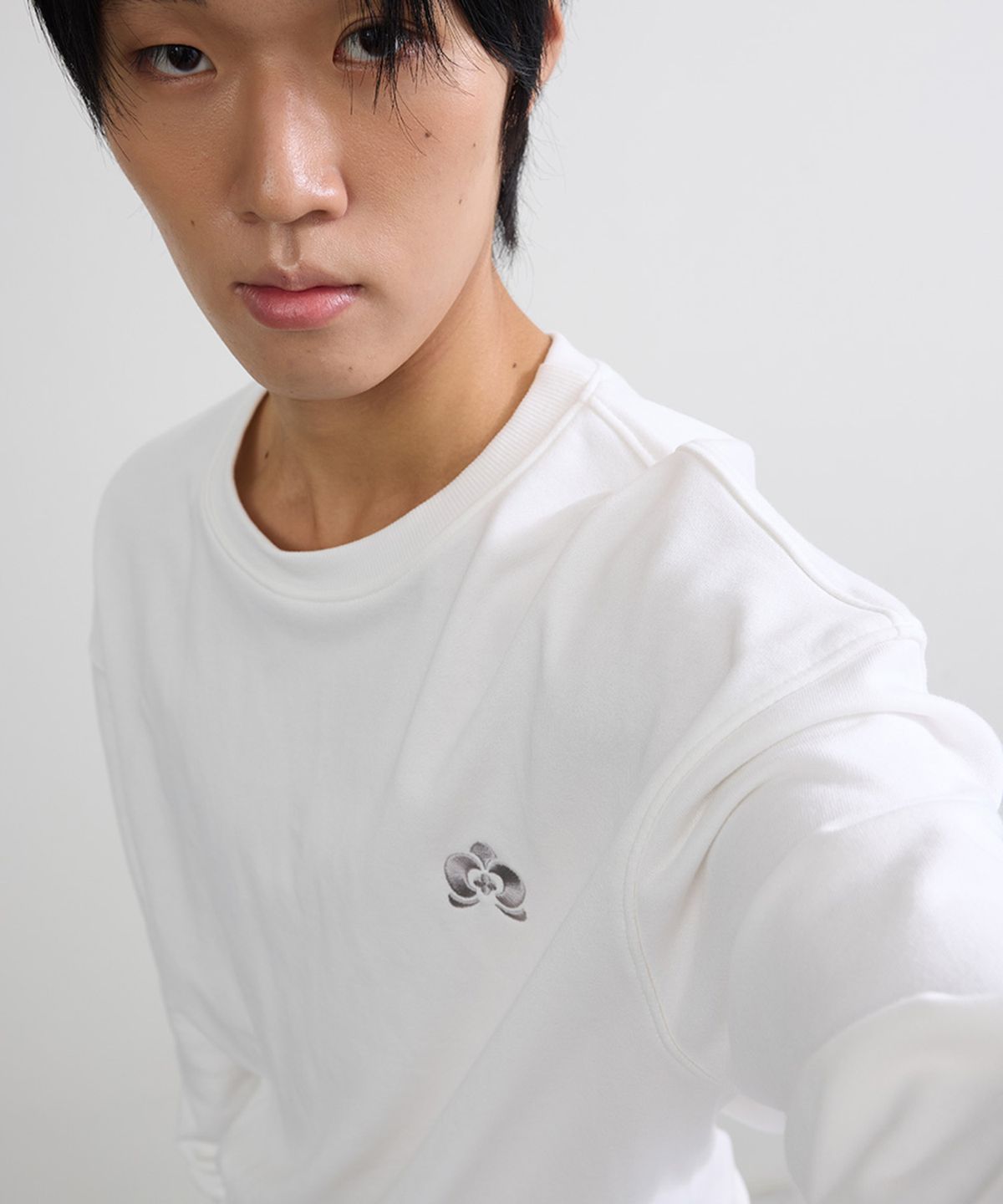 유지옷(YUJEEOT) 호접란 자수로고 라이트 스웻셔츠 (유니섹스)