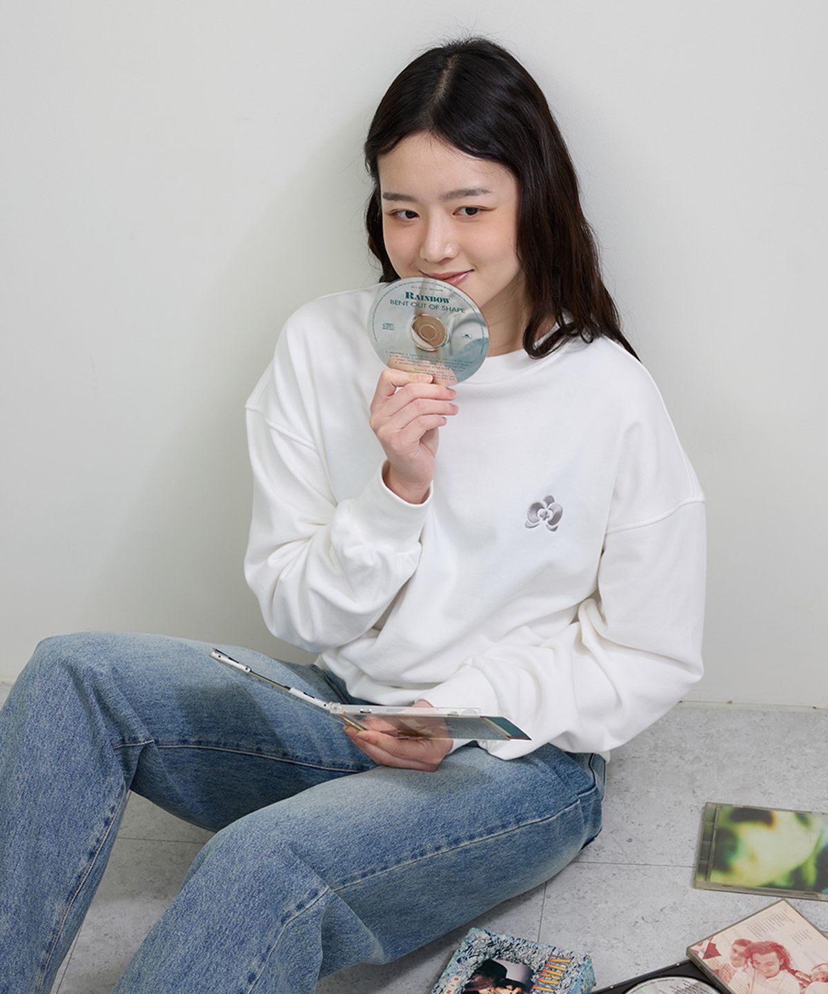 유지옷(YUJEEOT) 호접란 자수로고 라이트 스웻셔츠 (유니섹스)