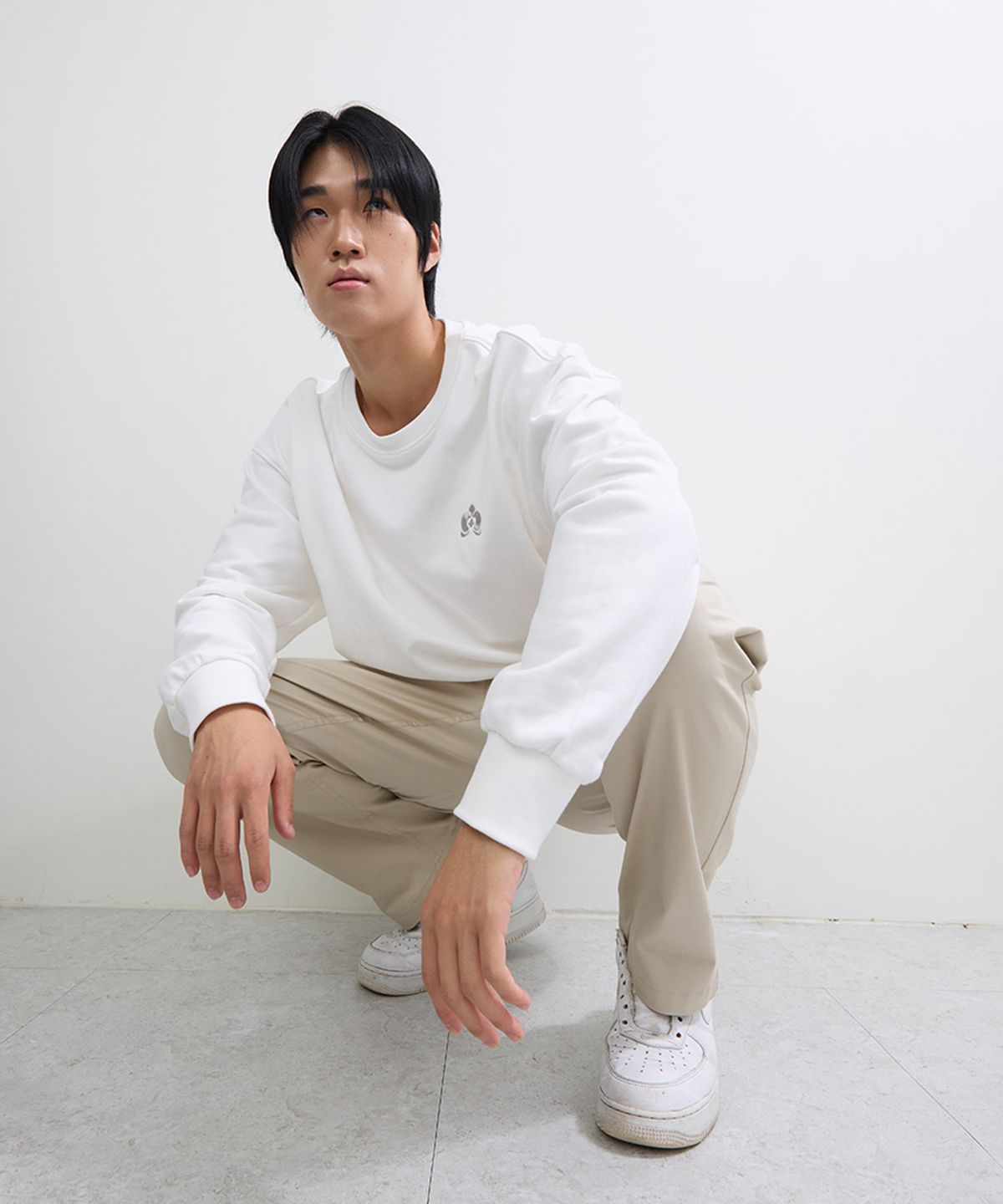 유지옷(YUJEEOT) 호접란 자수로고 라이트 스웻셔츠 (유니섹스)