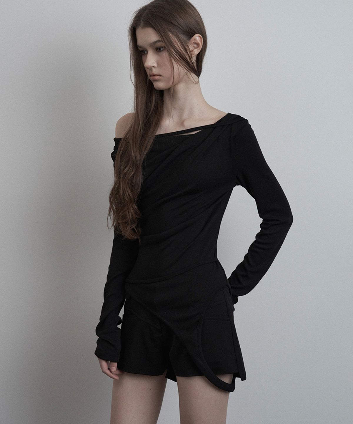 이네기(INEGI) Drape Drop Strap Long Sleeve (black)