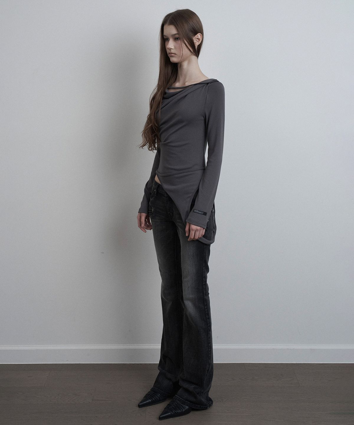 이네기(INEGI) Drape Drop Strap Long Sleeve (charcoal)