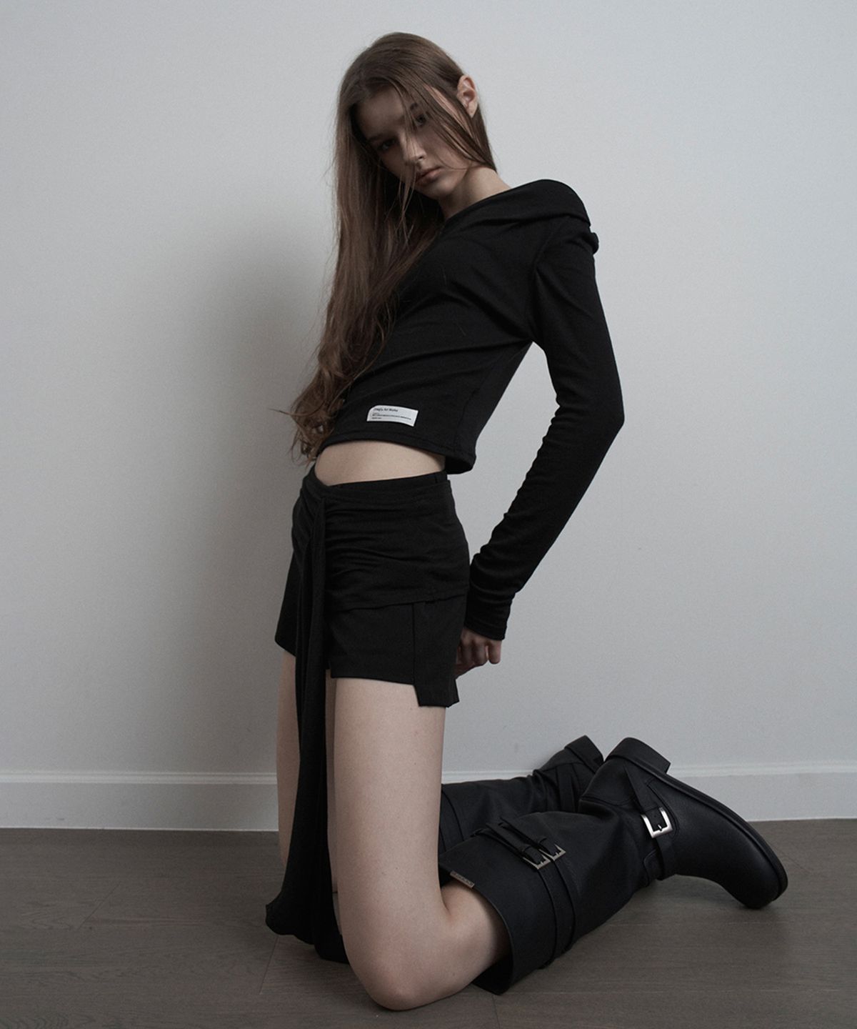 이네기(INEGI) Cowl Drop Waist-Slit Top (black)