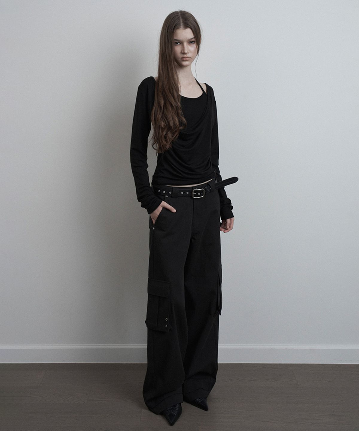 이네기(INEGI) Deep U-Neck Flow Layered Top (black)