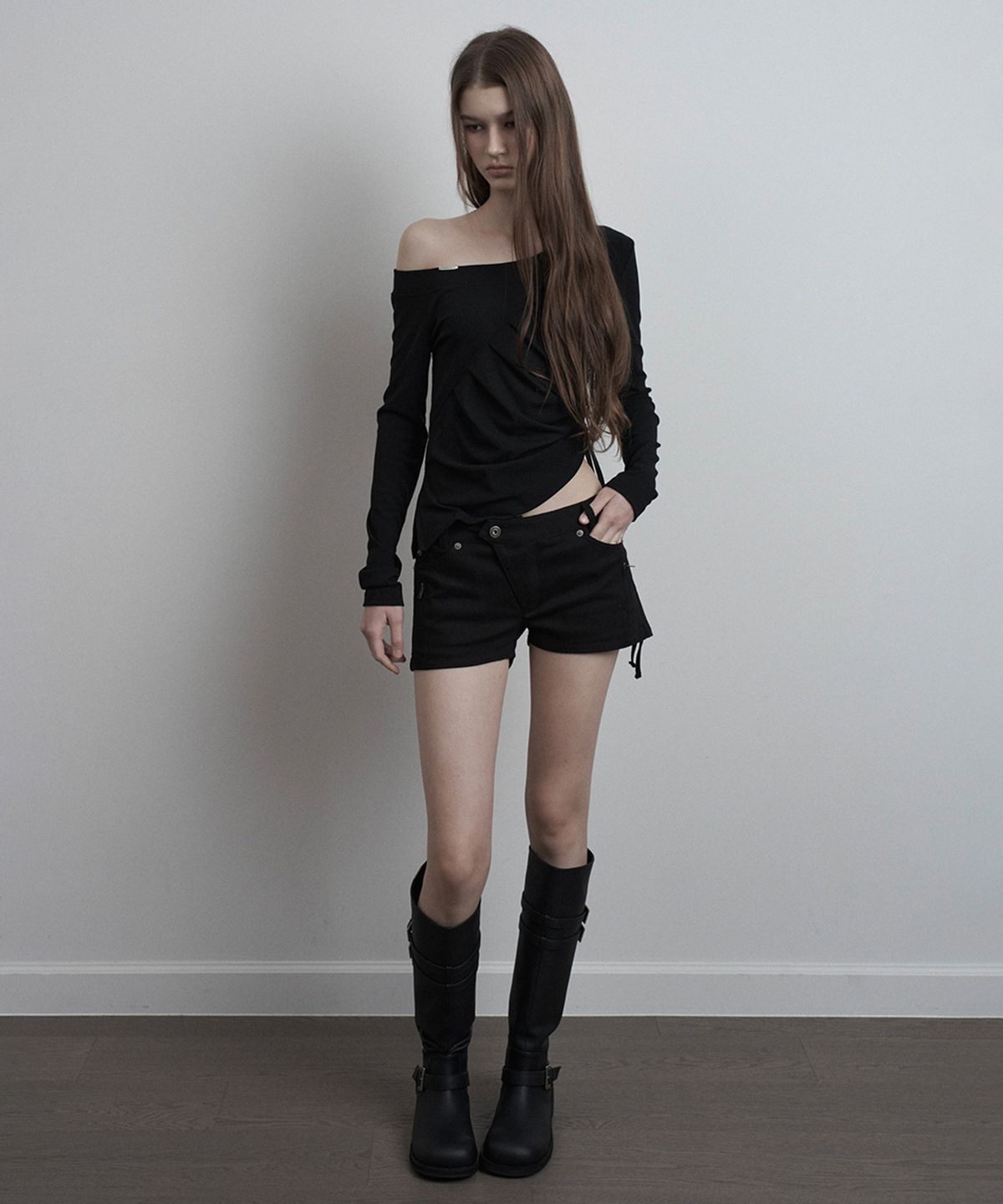 이네기(INEGI) Asymmetric Cinch One Shoulder Top (black)