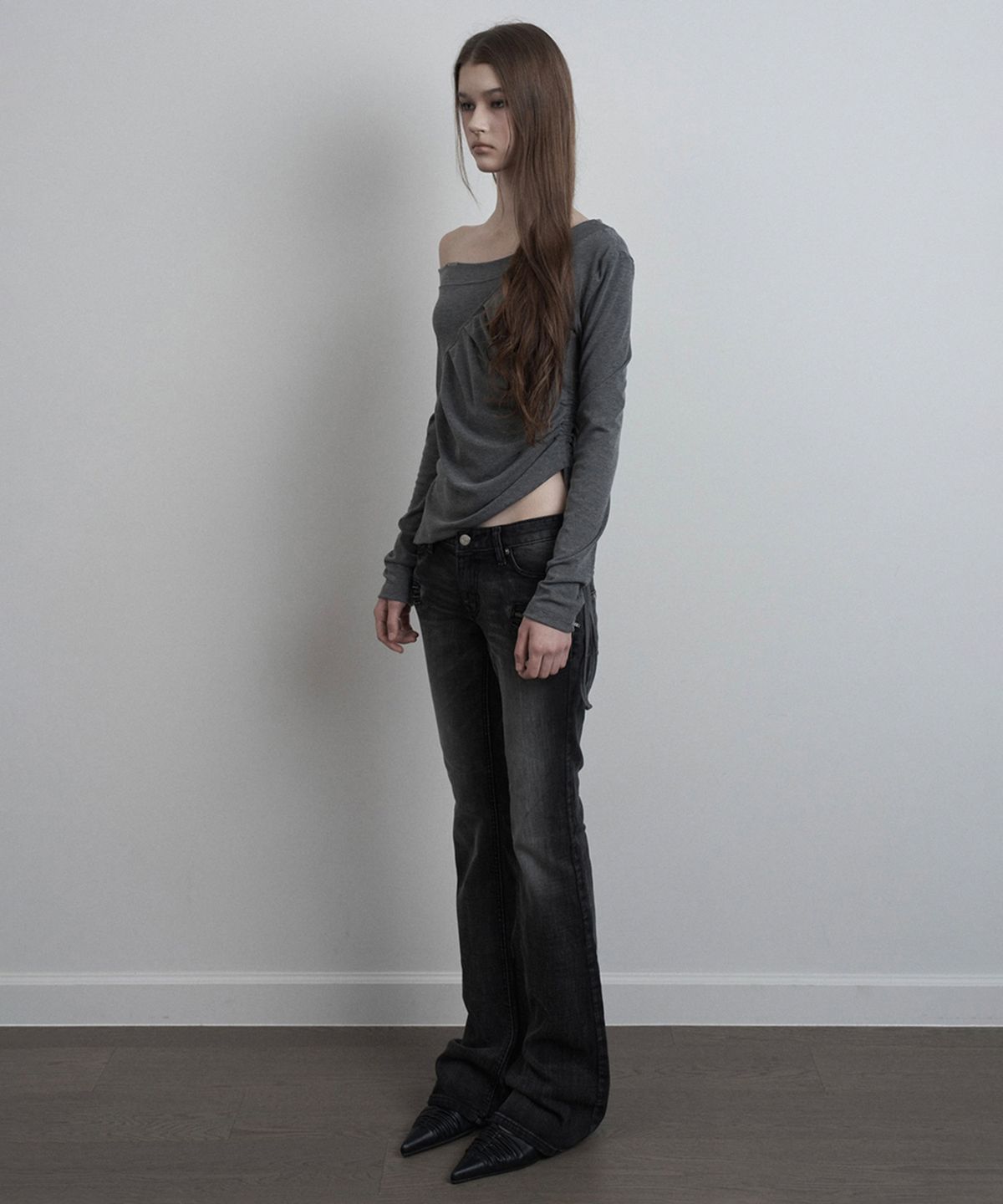 이네기(INEGI) Asymmetric Cinch One Shoulder Top (charcoal)