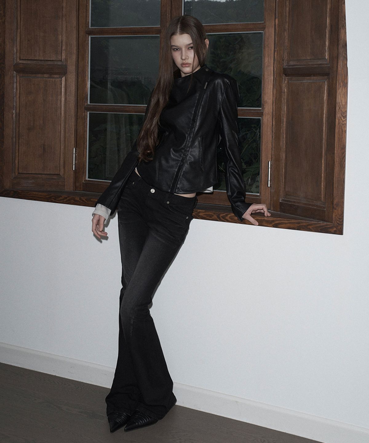 이네기(INEGI) Deep Fade Bootcut Jeans (black)