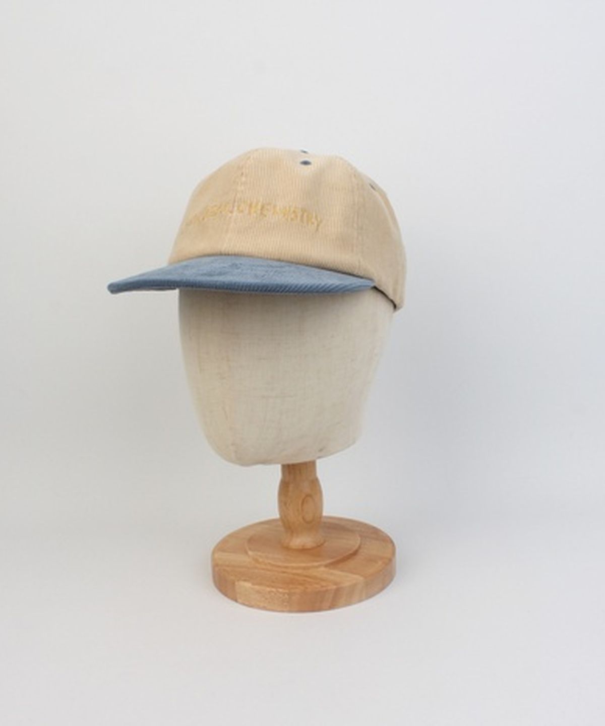 유니버셜 케미스트리(UNIVERSAL CHEMISTRY) Corduroy Logo Beige Strapback Cap