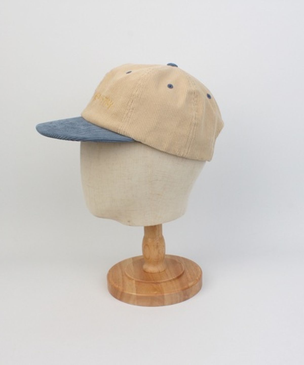 유니버셜 케미스트리(UNIVERSAL CHEMISTRY) Corduroy Logo Beige Strapback Cap