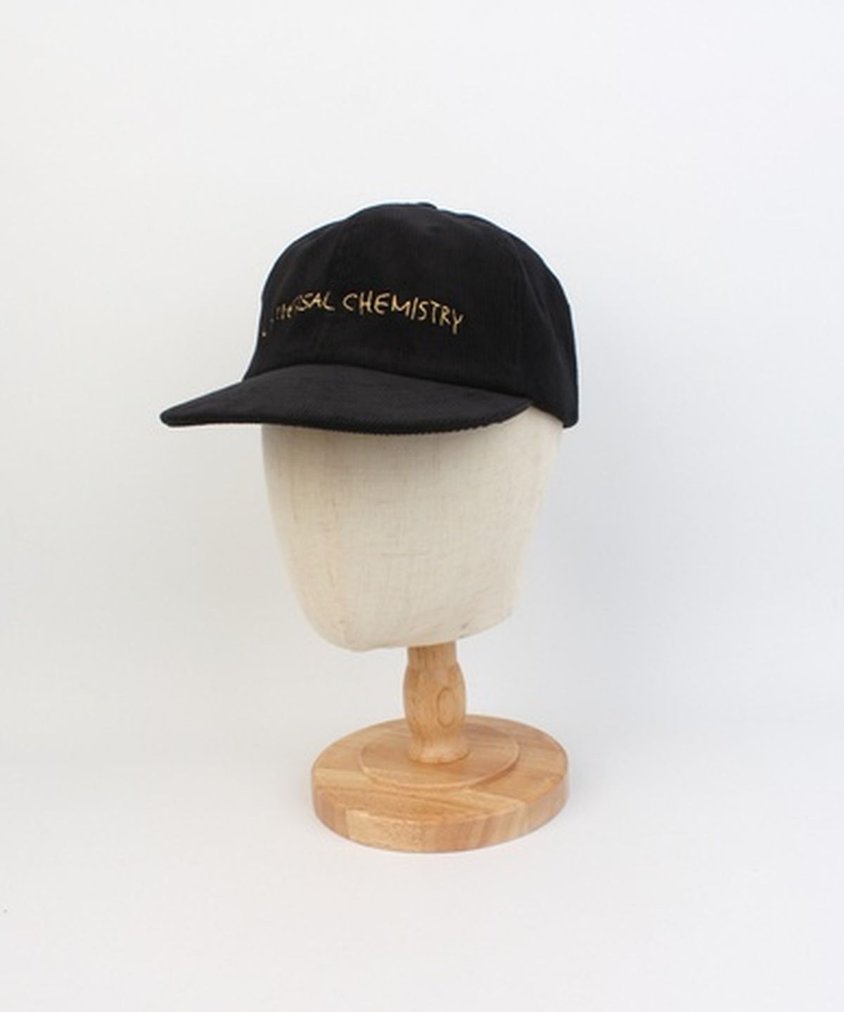 유니버셜 케미스트리(UNIVERSAL CHEMISTRY) Corduroy Logo Black Strapback Cap