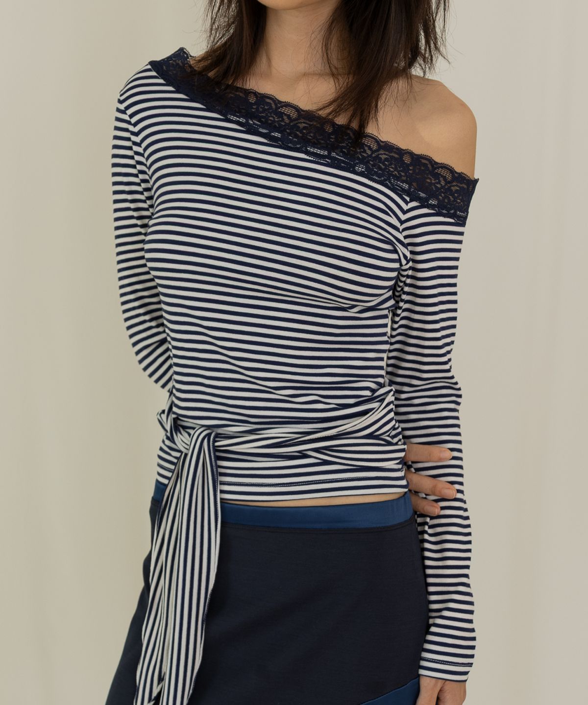 라이라이(LYELYE) Lace Off-shoulder Tie Top [Navy Stripe]