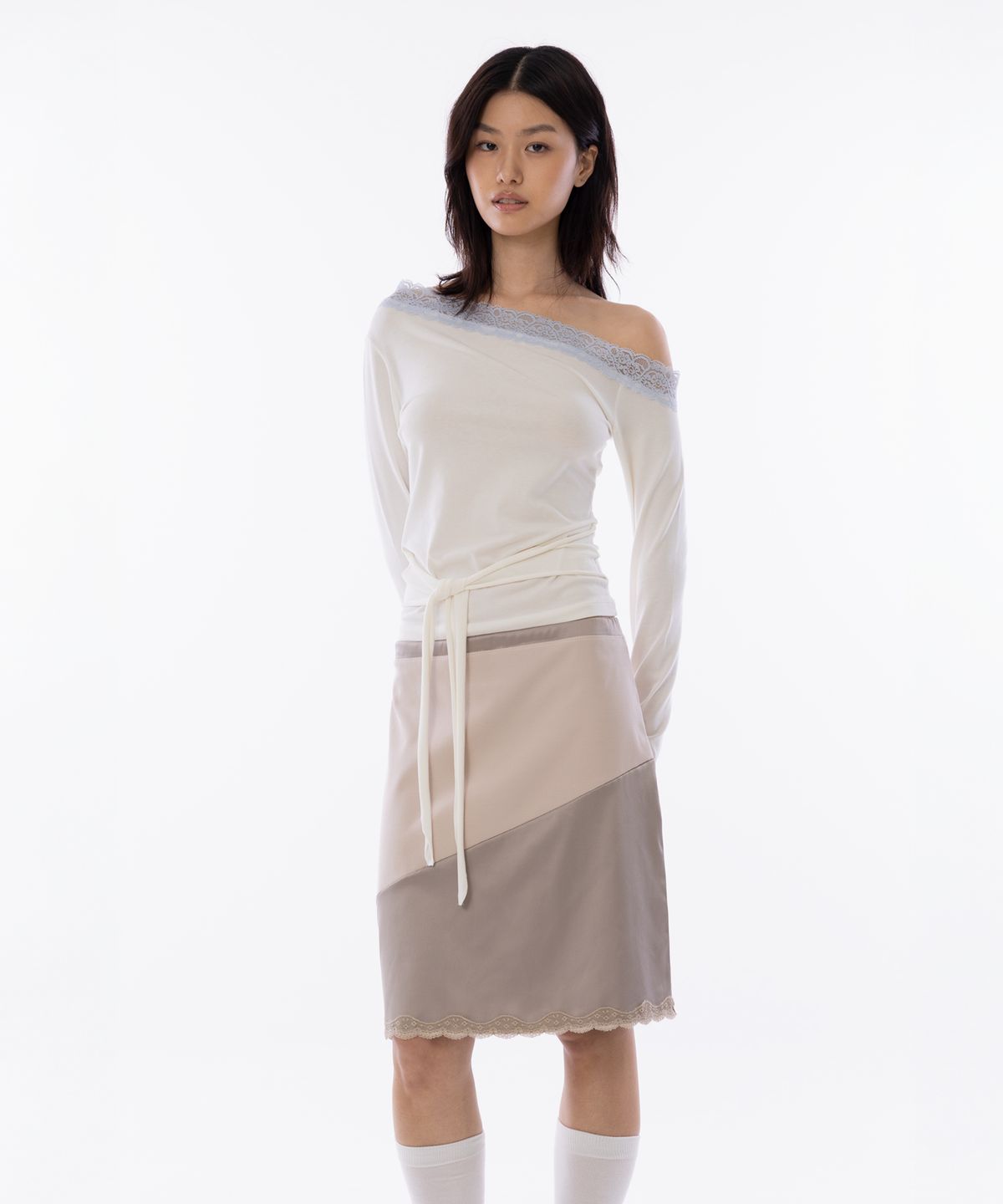 라이라이(LYELYE) Satin Lace-Trimmed Skirt [Beige]