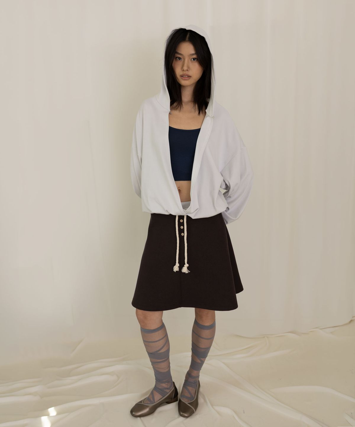 라이라이(LYELYE) Low Neckline Hoodie [Light Grey]