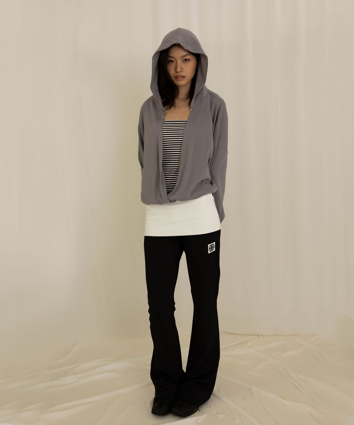 라이라이(LYELYE) Low Neckline Hoodie [Ash Grey]
