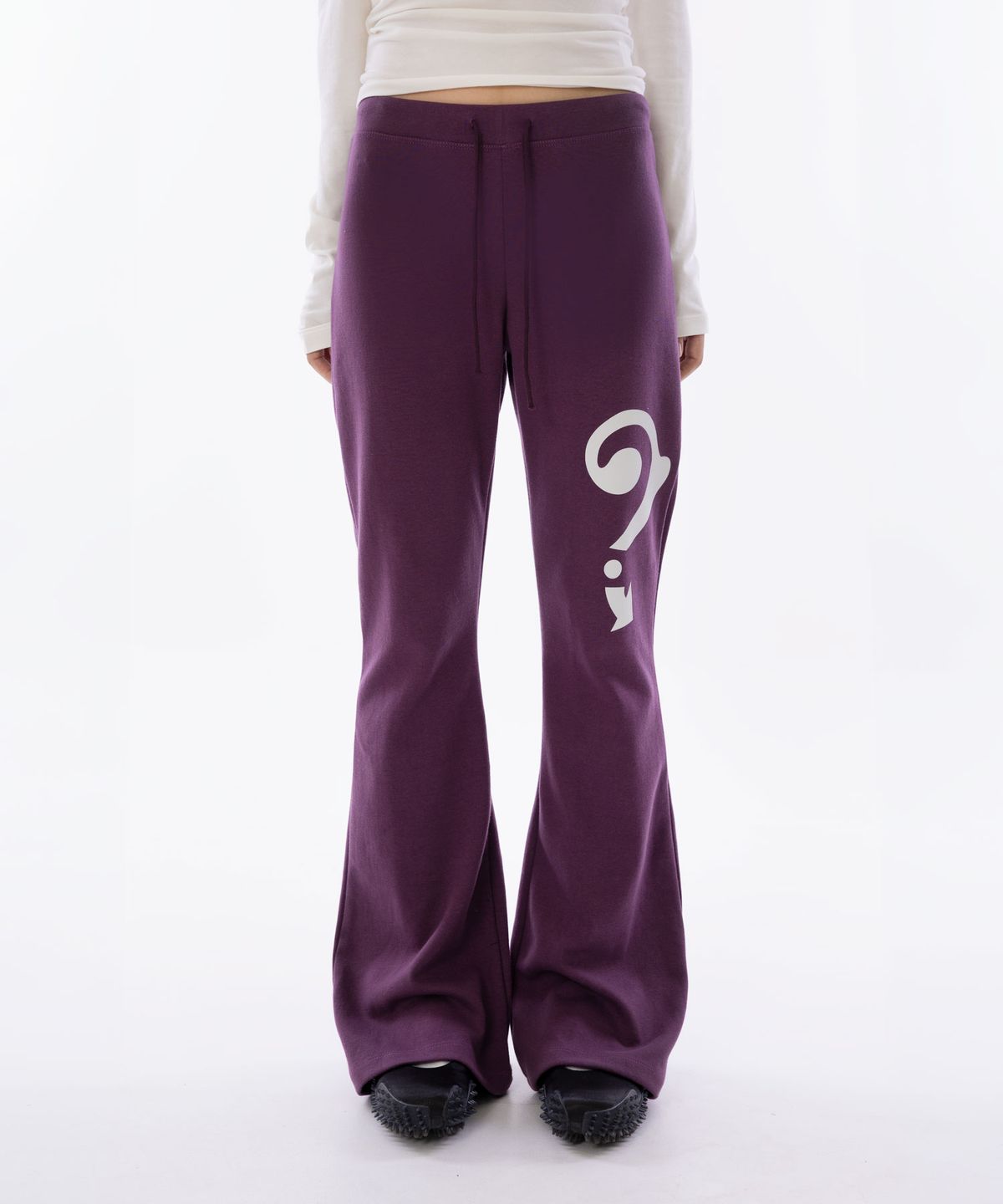 라이라이(LYELYE) QM Graphic Bootcut Sweatpants [Purple]