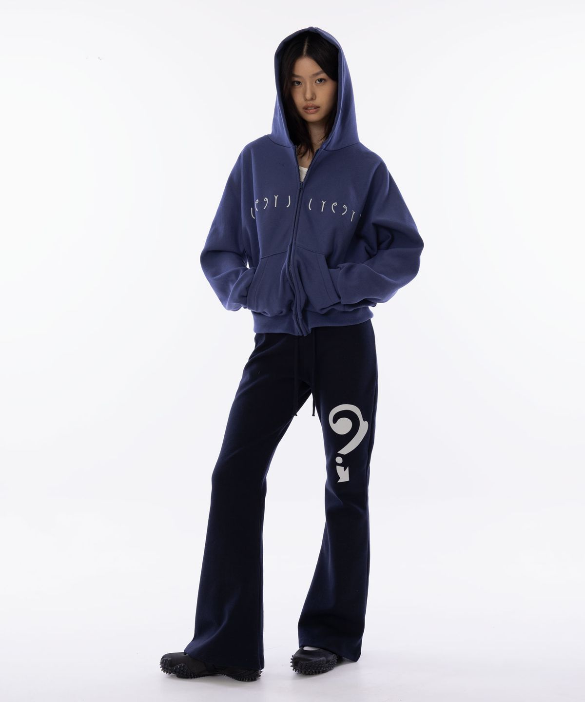 라이라이(LYELYE) QM Graphic Bootcut Sweatpants [Navy]