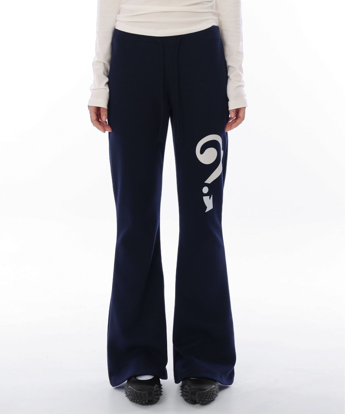 라이라이(LYELYE) QM Graphic Bootcut Sweatpants [Navy]