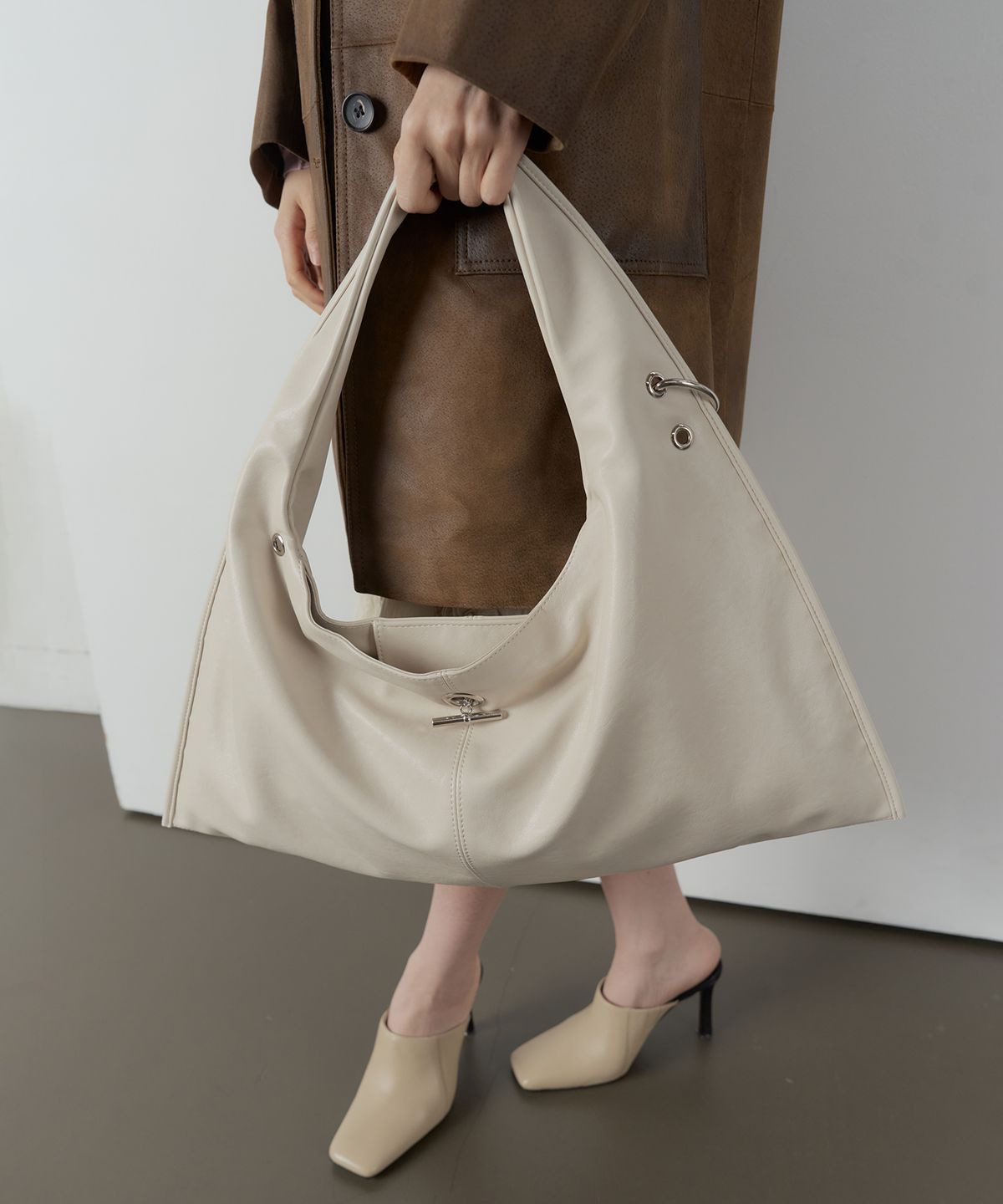 아포이(AFOYE) Pillow bag_ivory(아이보리)