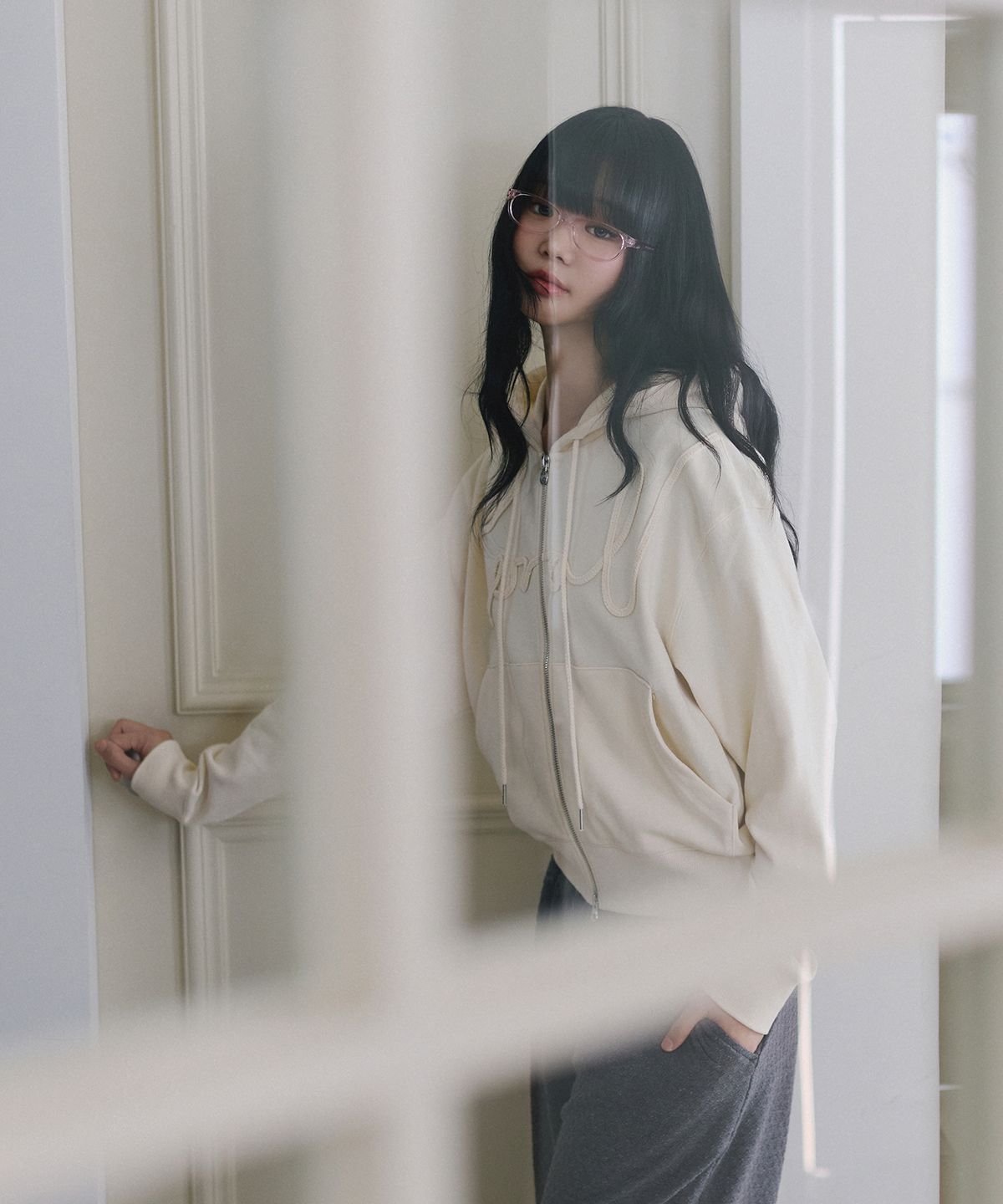 코랄리크(CORALIQUE) 로고 자수 투웨이 후드 집업 아이보리