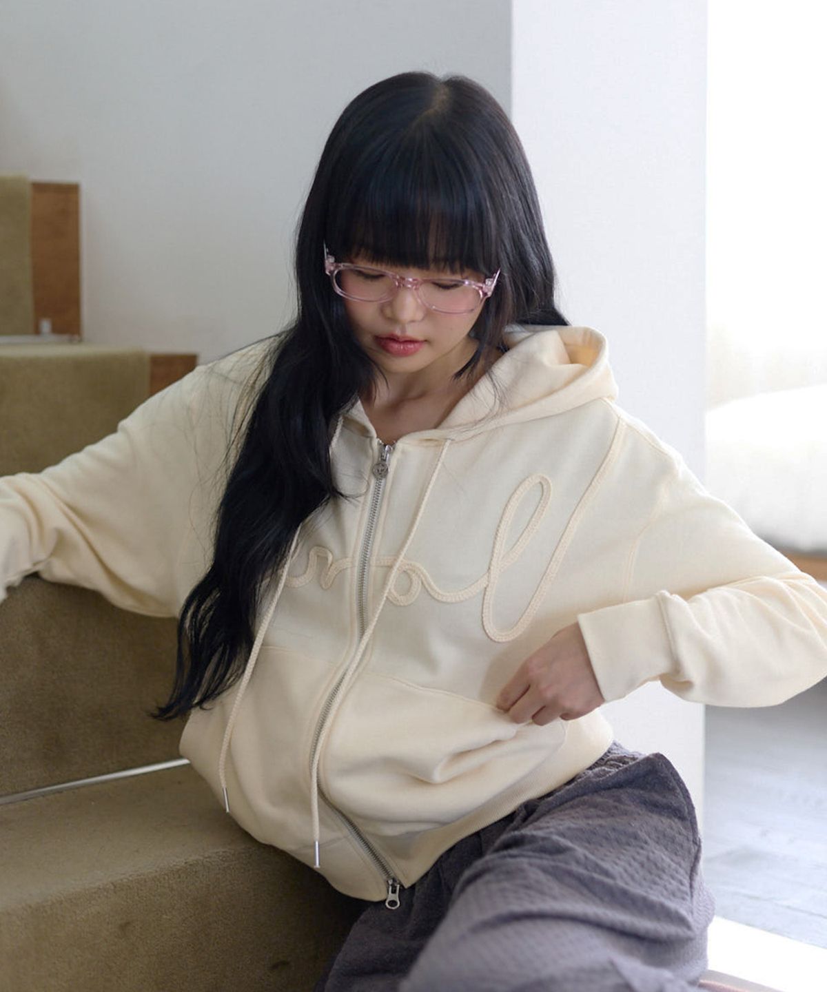 코랄리크(CORALIQUE) 로고 자수 투웨이 후드 집업 아이보리