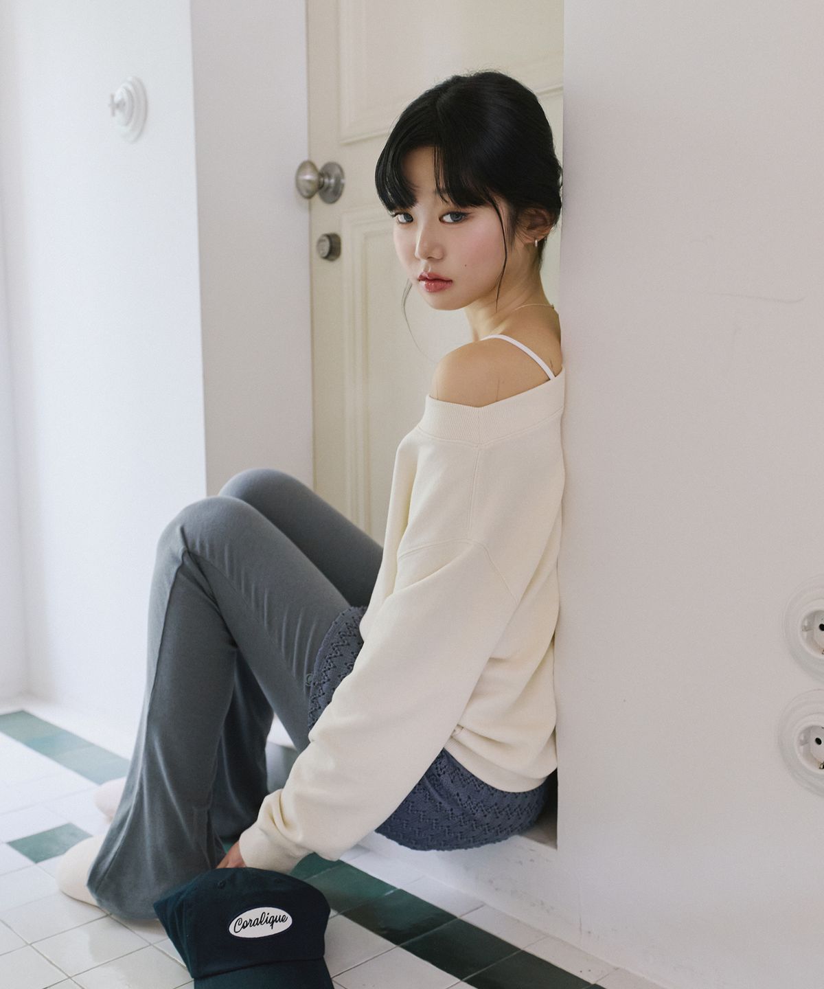 코랄리크(CORALIQUE) 크로셰 랩 레이어드 부츠컷 팬츠 차콜