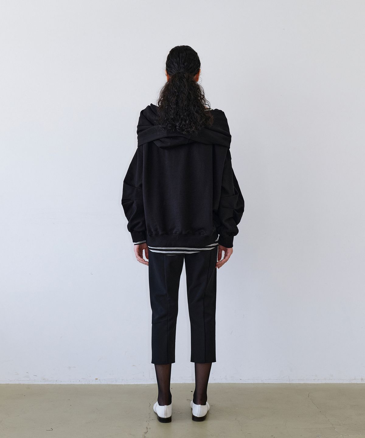우네씬(UUNE SCENE) Signature Logo Asymmetric Off-Shoulder Hoodie_Black