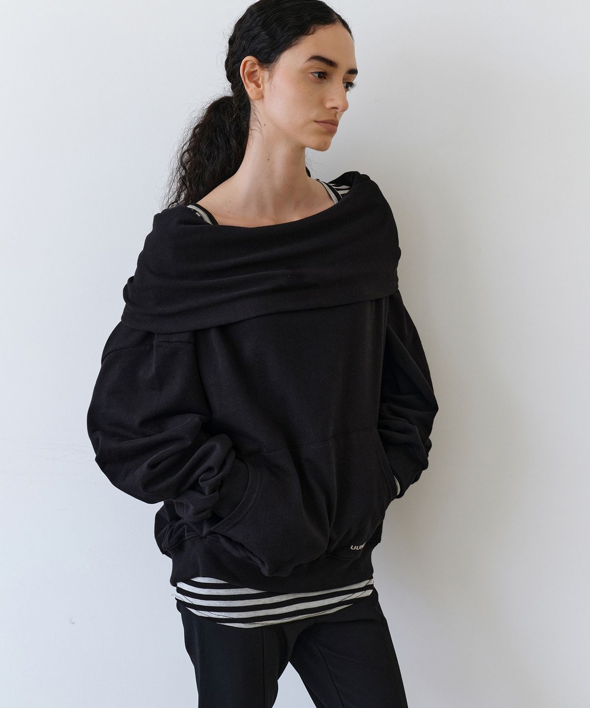 우네씬(UUNE SCENE) Signature Logo Asymmetric Off-Shoulder Hoodie_Black