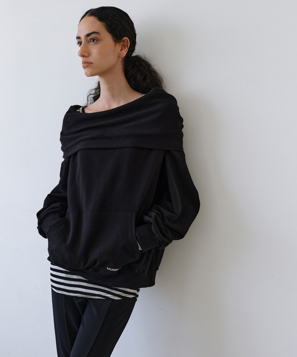 우네씬(UUNE SCENE) Signature Logo Asymmetric Off-Shoulder Hoodie_Black