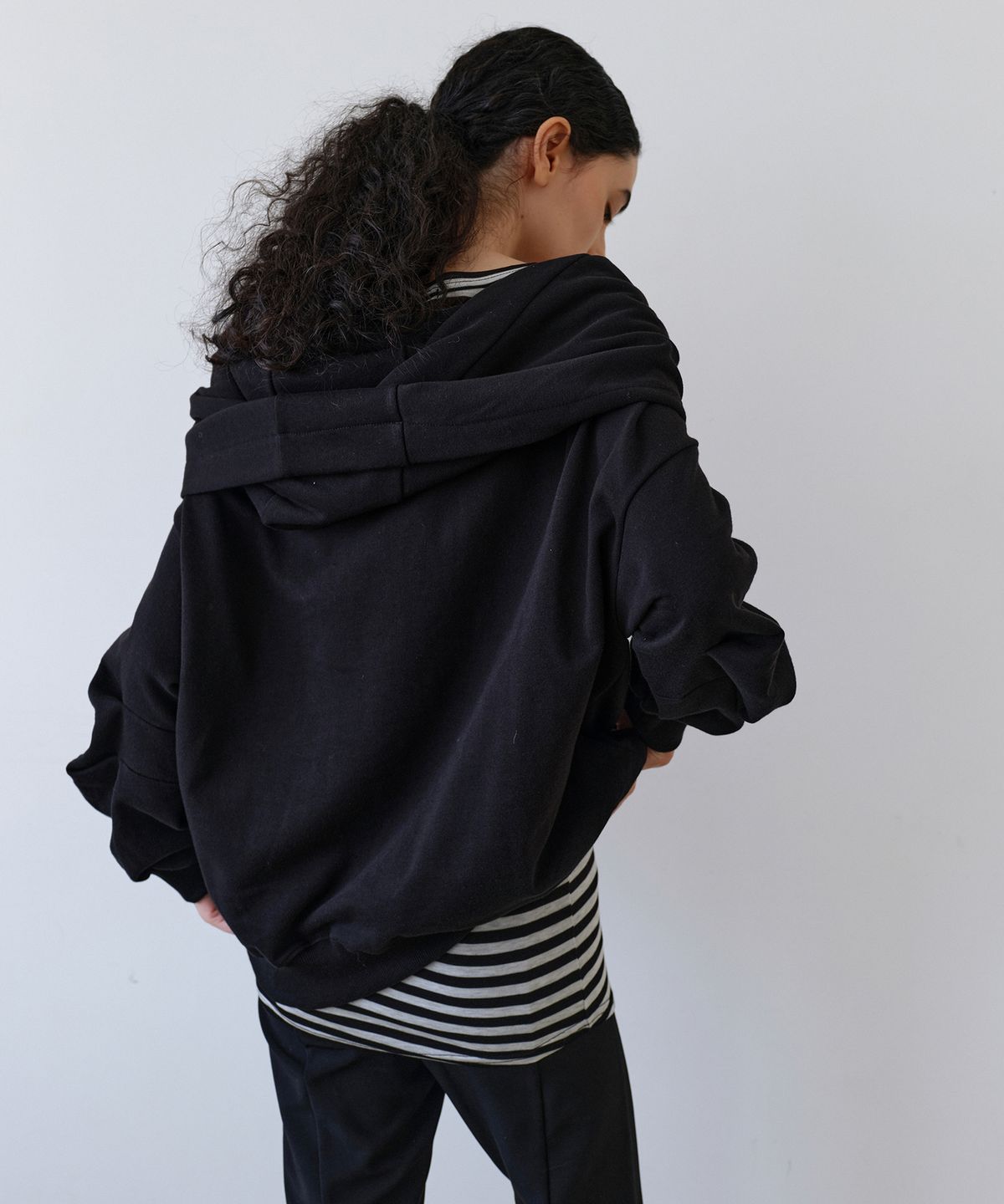 우네씬(UUNE SCENE) Signature Logo Asymmetric Off-Shoulder Hoodie_Black