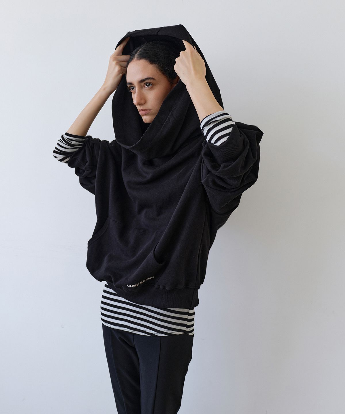 우네씬(UUNE SCENE) Signature Logo Asymmetric Off-Shoulder Hoodie_Black