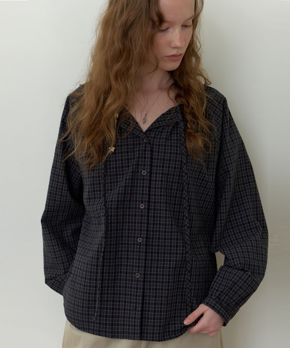 더미튼(THEMITTEN) Turf strap check blouse (midnight)