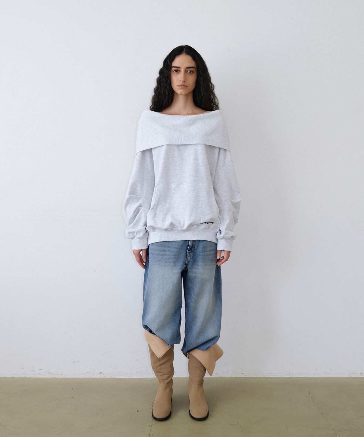 우네씬(UUNE SCENE) Signature Logo Asymmetric Off-Shoulder Hoodie_Light Melange