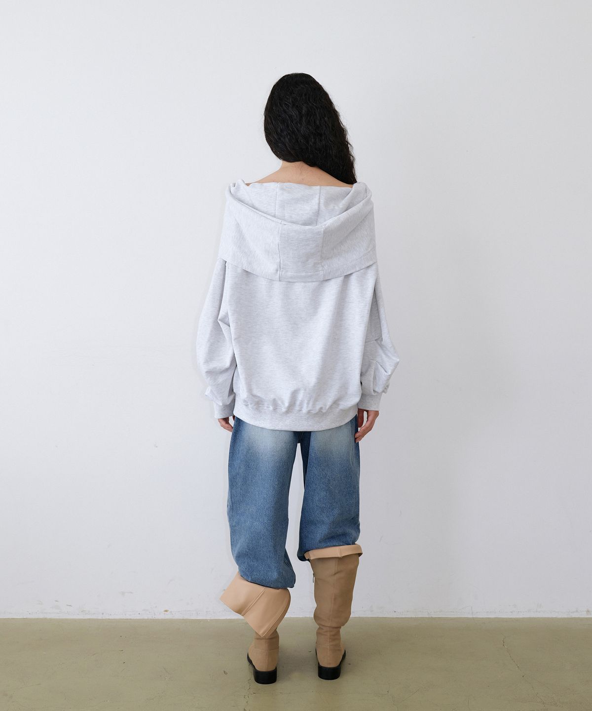 우네씬(UUNE SCENE) Signature Logo Asymmetric Off-Shoulder Hoodie_Light Melange