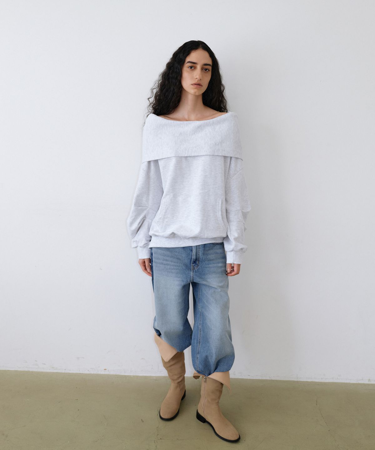 우네씬(UUNE SCENE) Signature Logo Asymmetric Off-Shoulder Hoodie_Light Melange