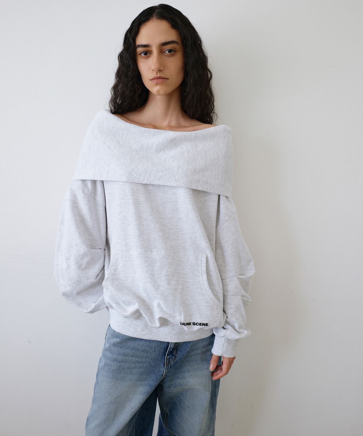 우네씬(UUNE SCENE) Signature Logo Asymmetric Off-Shoulder Hoodie_Light Melange