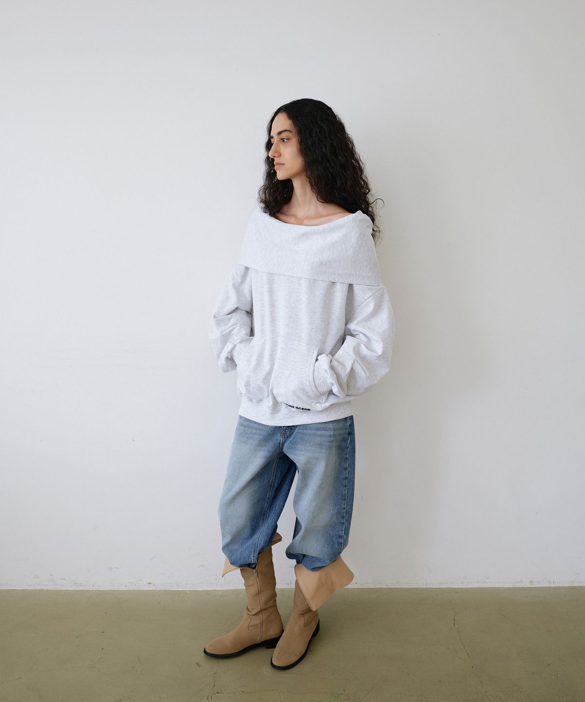 우네씬(UUNE SCENE) Signature Logo Asymmetric Off-Shoulder Hoodie_Light Melange