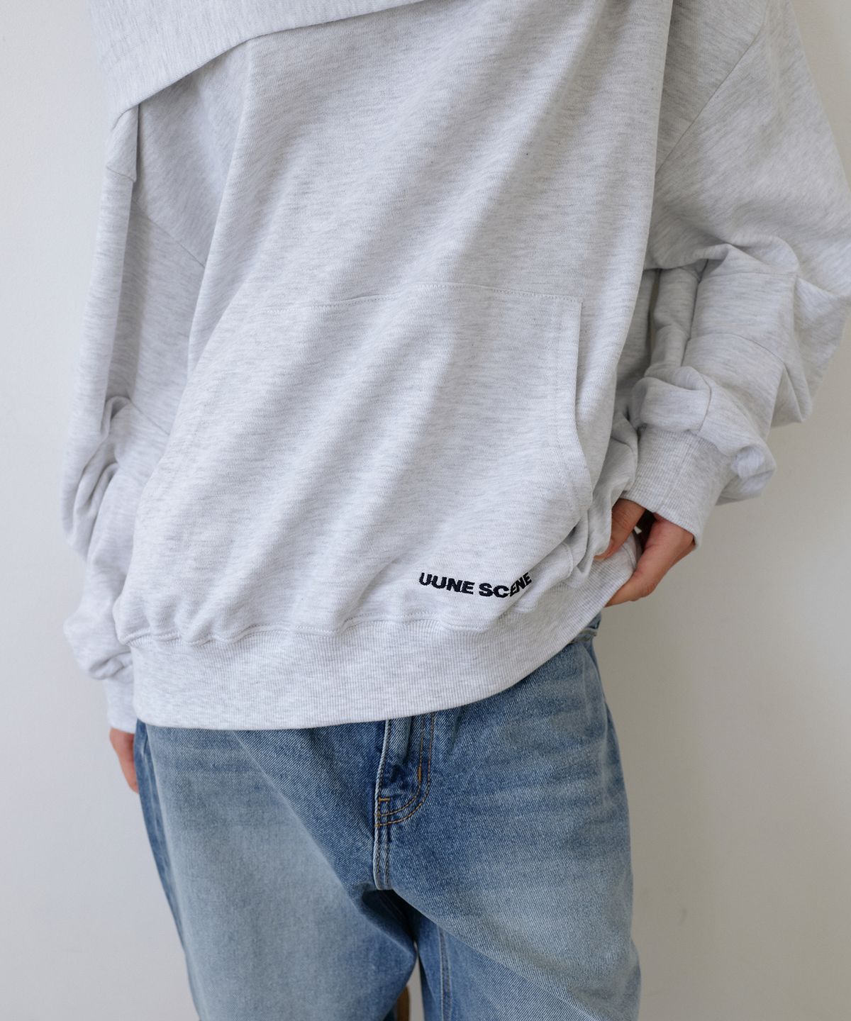 우네씬(UUNE SCENE) Signature Logo Asymmetric Off-Shoulder Hoodie_Light Melange