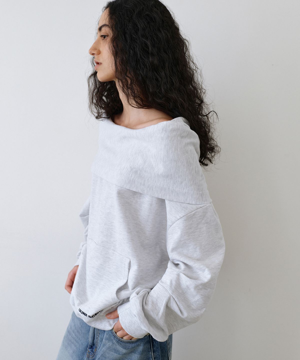 우네씬(UUNE SCENE) Signature Logo Asymmetric Off-Shoulder Hoodie_Light Melange