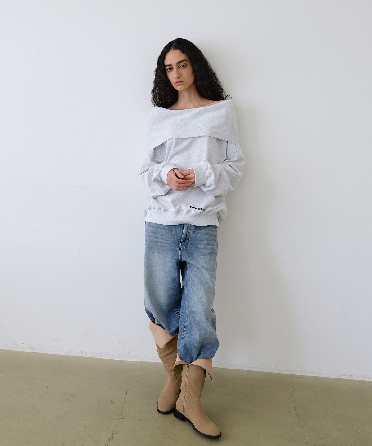 우네씬(UUNE SCENE) Signature Logo Asymmetric Off-Shoulder Hoodie_Light Melange
