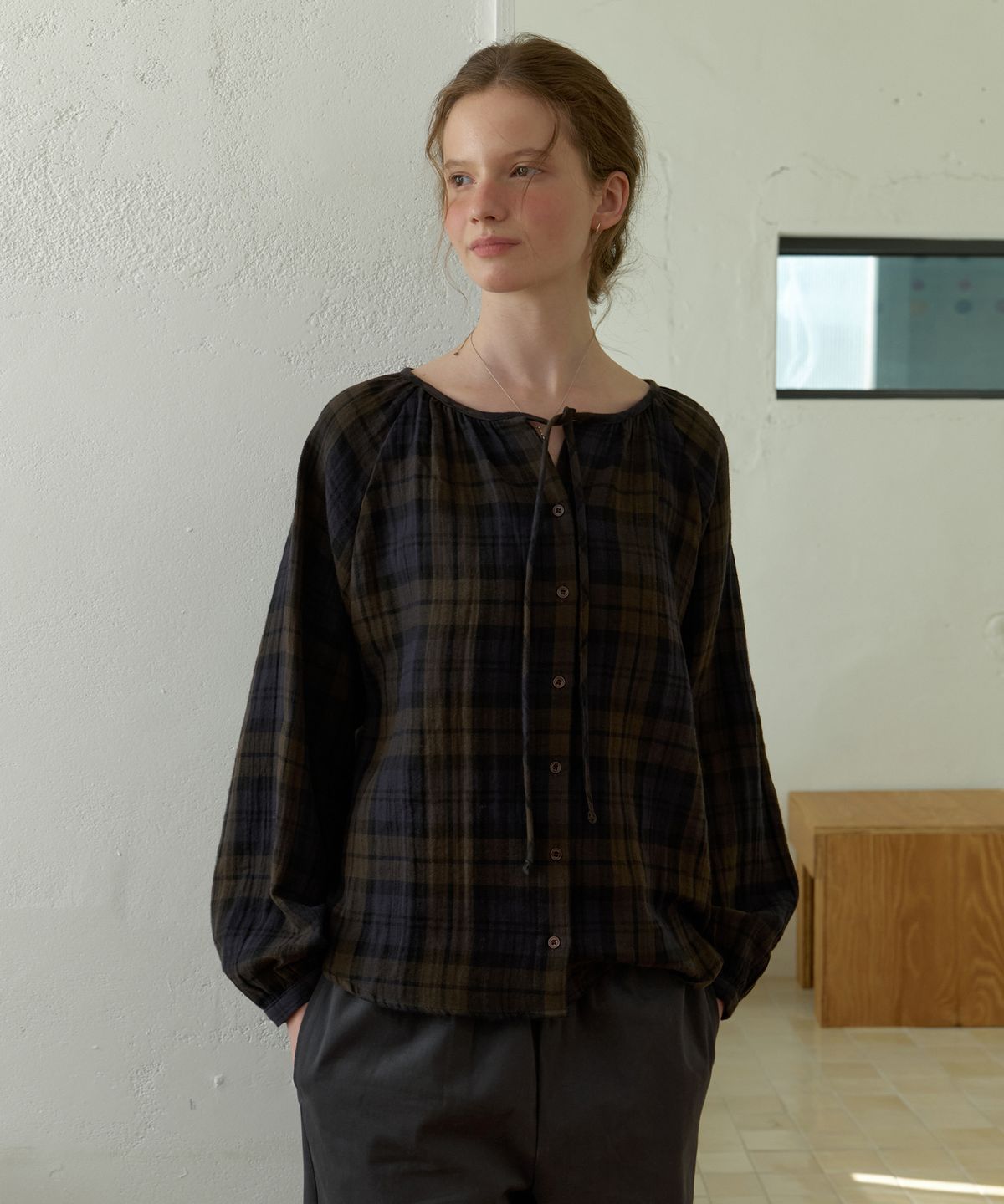 더미튼(THEMITTEN) Turf strap check blouse (khaki)