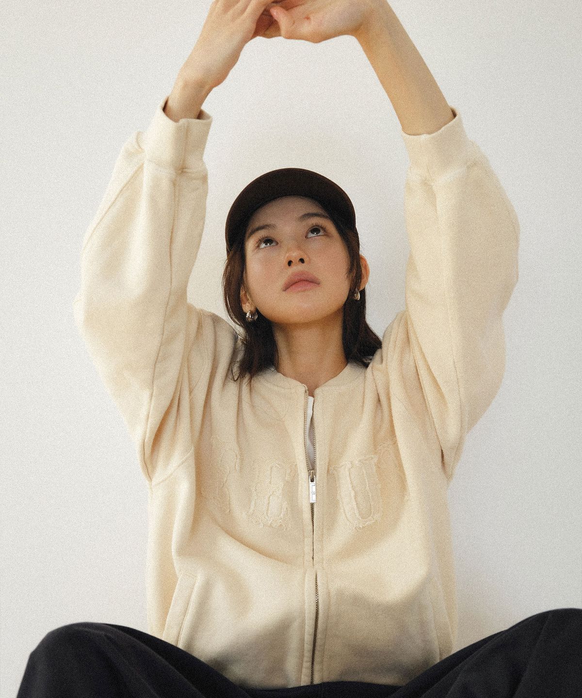 이우트(EEUT) EEUT APPLIQUE SWEAT ZIP UP / CREAM