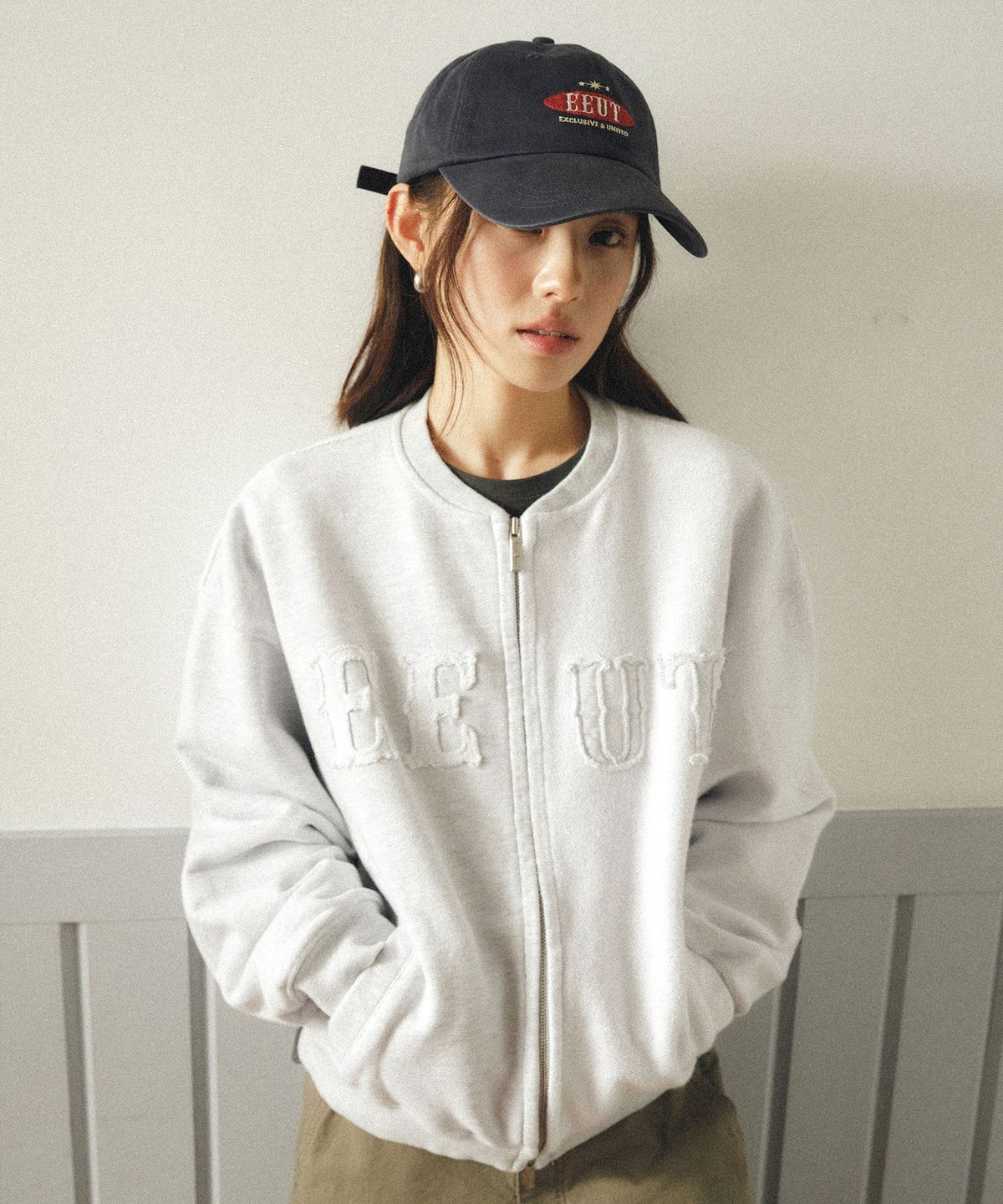 이우트(EEUT) EEUT APPLIQUE SWEAT ZIP UP / MELANGE WHITE