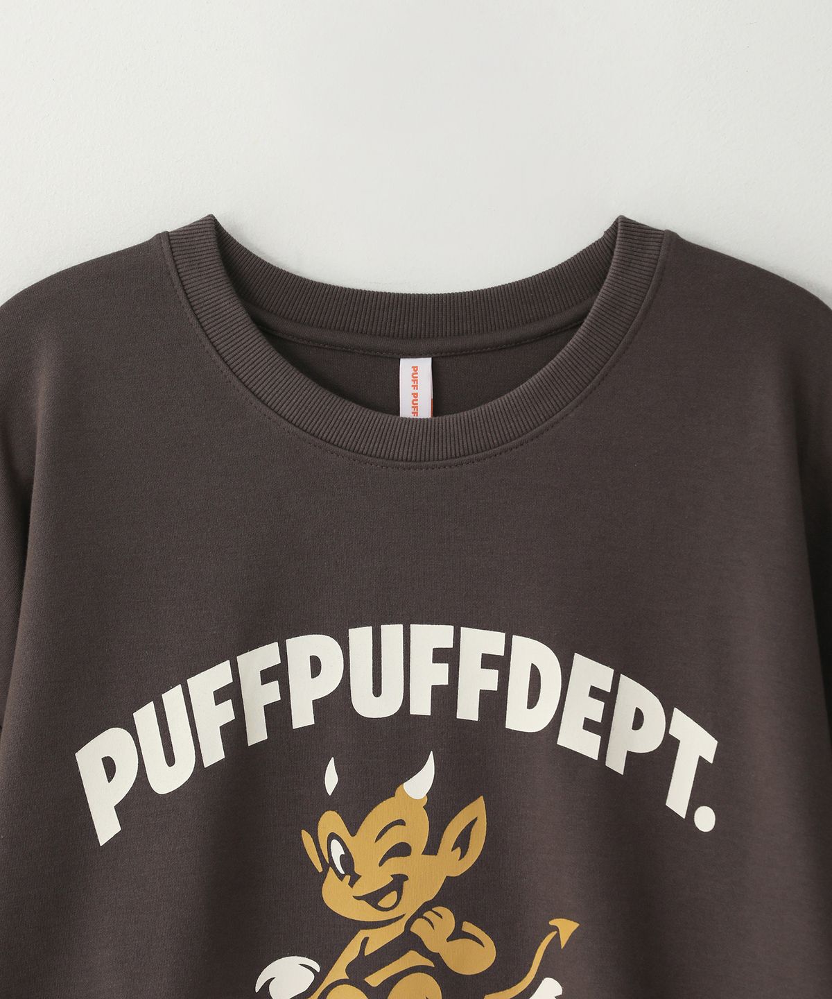 퍼프퍼프뎁트(PUFF PUFF DEPT) HELLASOFT 스웨트셔츠 BROWN