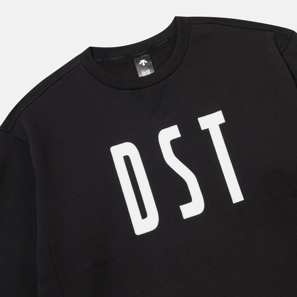 데상트(DESCENTE) 코튼 기모 컴포트핏 맨투맨 블랙 SR423UHTO1
