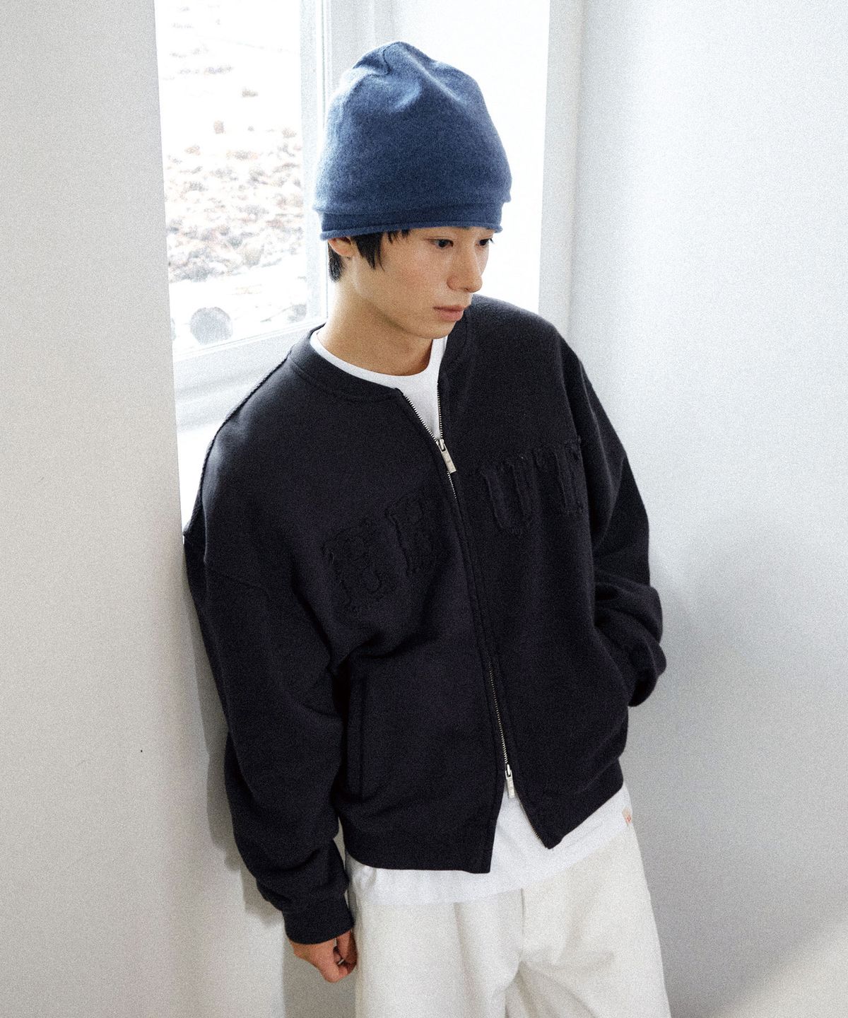 이우트(EEUT) EEUT APPLIQUE SWEAT ZIP UP / CHARCOAL