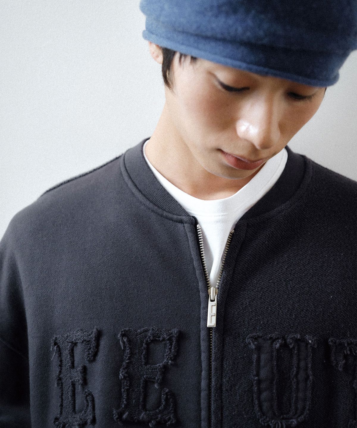 이우트(EEUT) EEUT APPLIQUE SWEAT ZIP UP / CHARCOAL