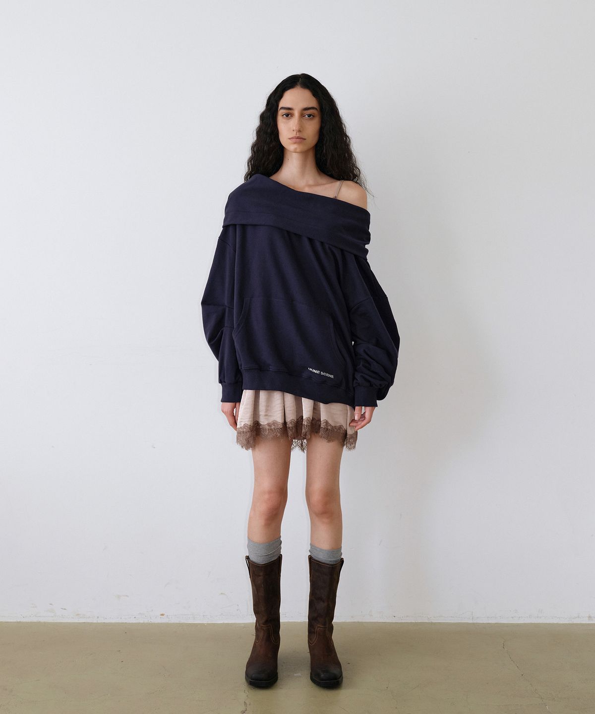 우네씬(UUNE SCENE) Signature Logo Asymmetric Off-Shoulder Hoodie_Navy