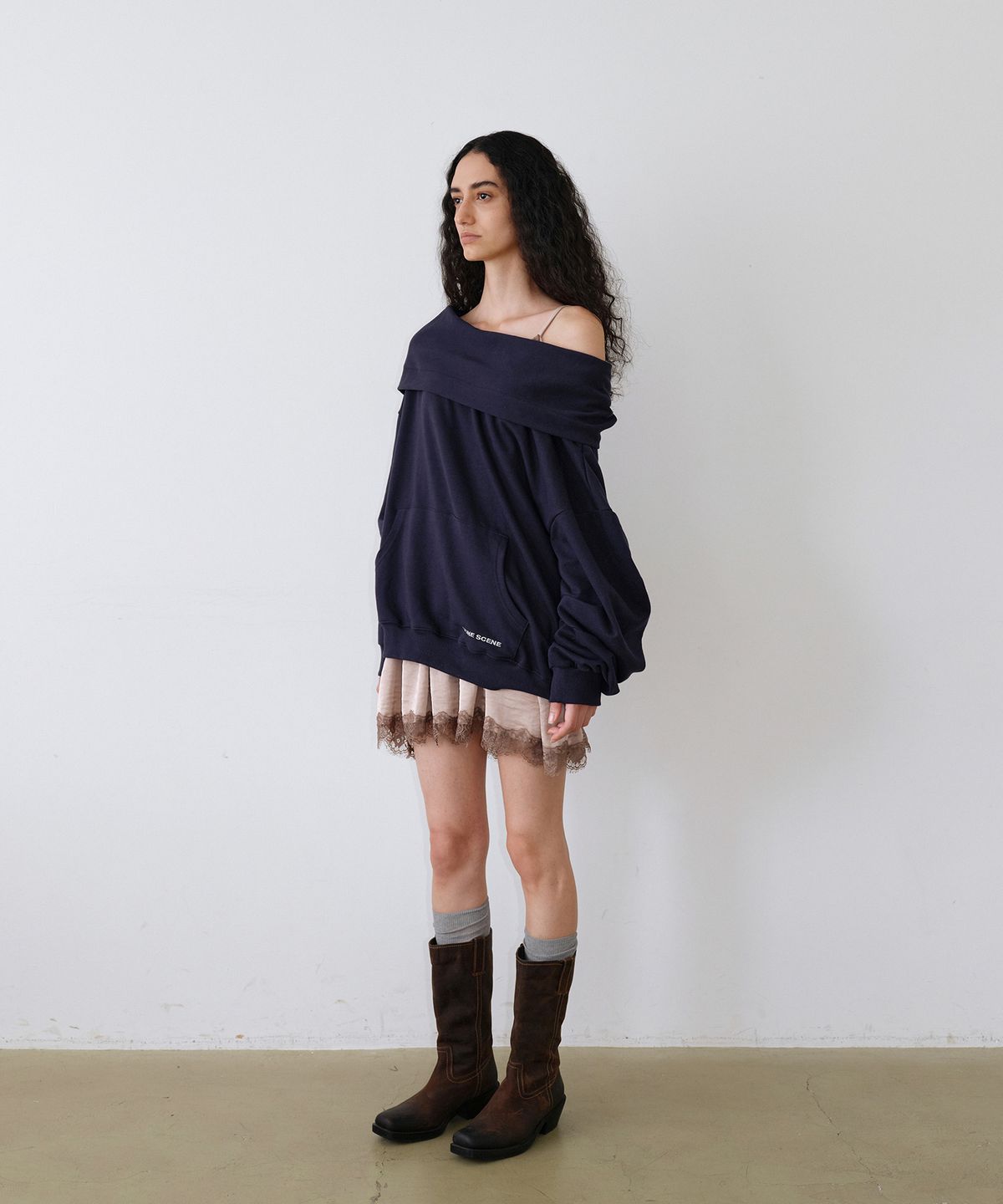 우네씬(UUNE SCENE) Signature Logo Asymmetric Off-Shoulder Hoodie_Navy